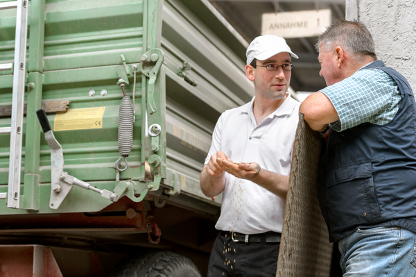 Müller und Landwirt im Gespräch